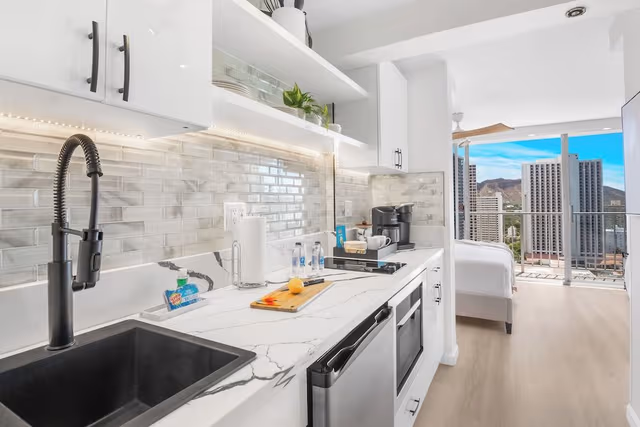 Premium Studio, 1 King Bed, Kitchenette, Partial Ocean View (0158)