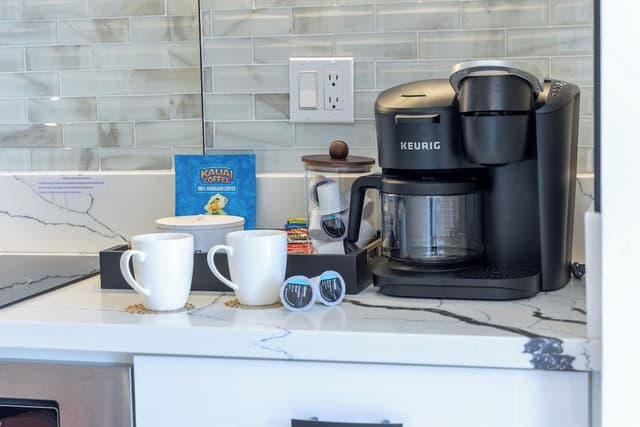 Premium Studio, 1 King Bed, Kitchenette, Partial Ocean View (0158)