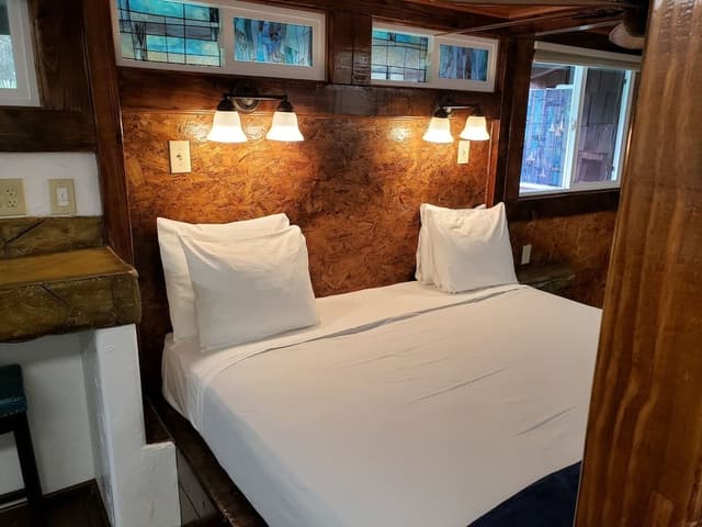 Standard Room, 1 Queen Bed (Chalet Kilauea Hotel)