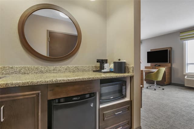 1 KING BED STUDIO SUITE W/SOFABED NONSMOKING