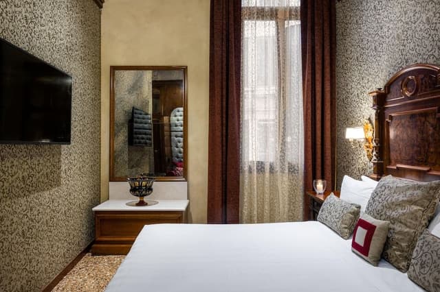 Deluxe Room, Canal View