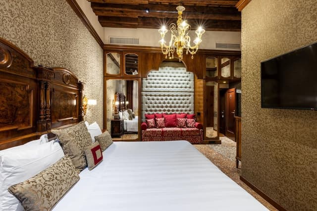 Deluxe Room, Canal View
