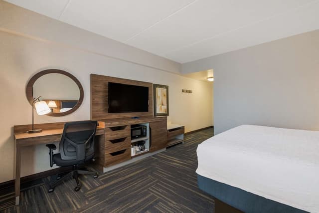 1 KING BED SHOWER ONLY NONSMOKING