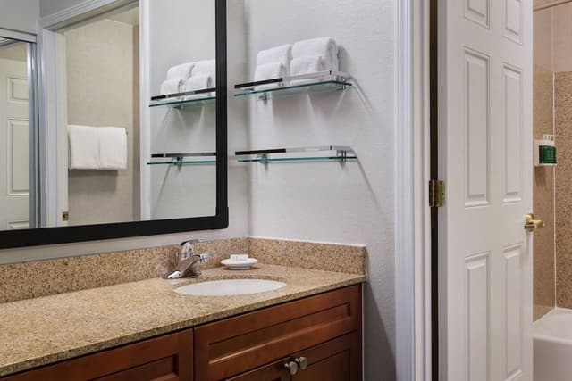 Suite, 1 Bedroom (Mobility/Hearing Access, Roll-in Shwr)