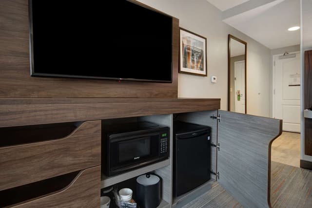 1 KING BED MOBILITY/HEARING ACC RI SHOWER