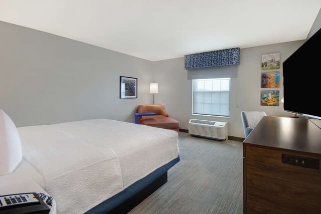 1 KING BED MOBILITY/HEARING ACC RI SHOWER