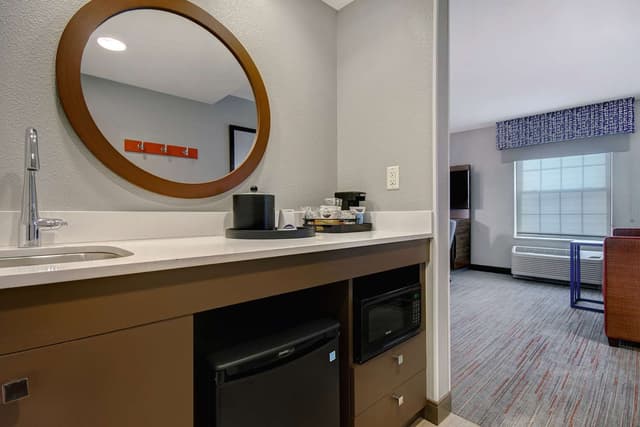 1 KING STUDIO MOBILITY/HEARING ACCESS RI SHWR