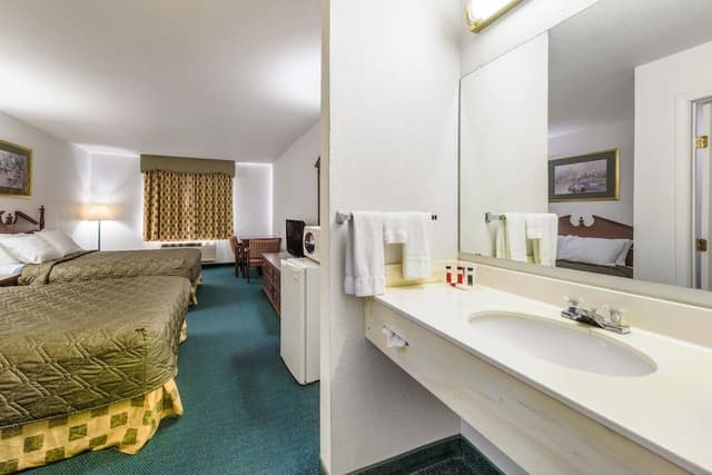 Standard Room, 2 Queen Beds, Non Smoking