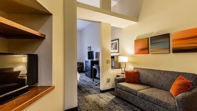 Studio Suite, 1 King Bed, Kitchen (Dining Area)