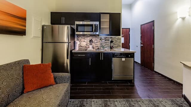 Studio Suite, 1 King Bed, Kitchen (Dining Area)