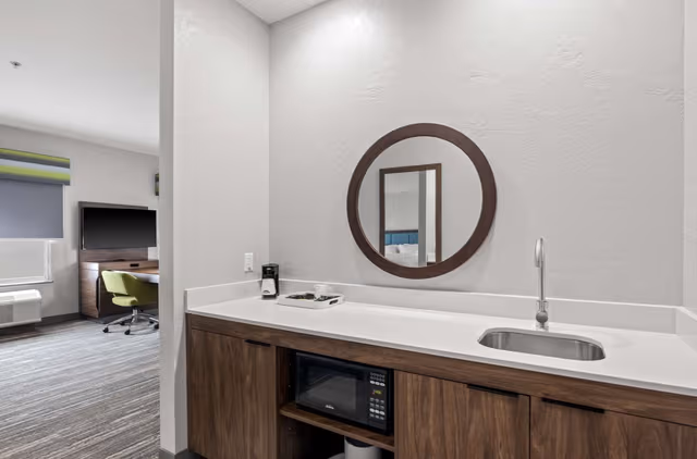 1 KING BED STUDIO SUITE NONSMOKING