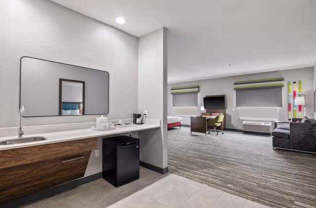 1 KING BED STUDIO SUITE NONSMOKING