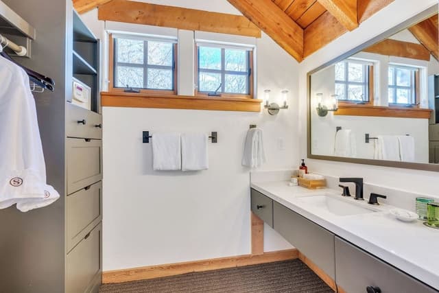 Studio - Cottage Room
