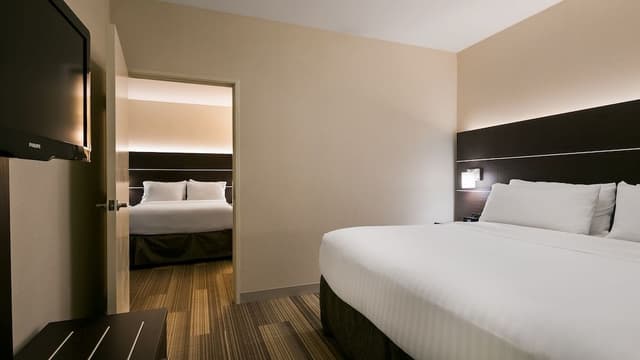 Suite, Multiple Beds, Mobility Accessible (Accessible Tub)