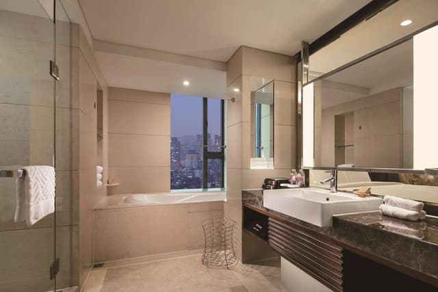 1 KING BED EXECUTIVE WITH LOUNGE ACCESS
