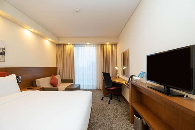 QUEEN ACCESSIBLE ROOM W/ ROLL-IN SHOWER NS