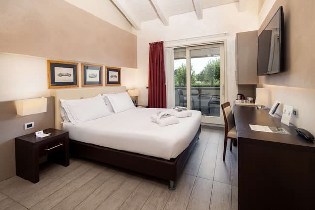 Comfort Room, 1 King Bed, Non Smoking, Balcony