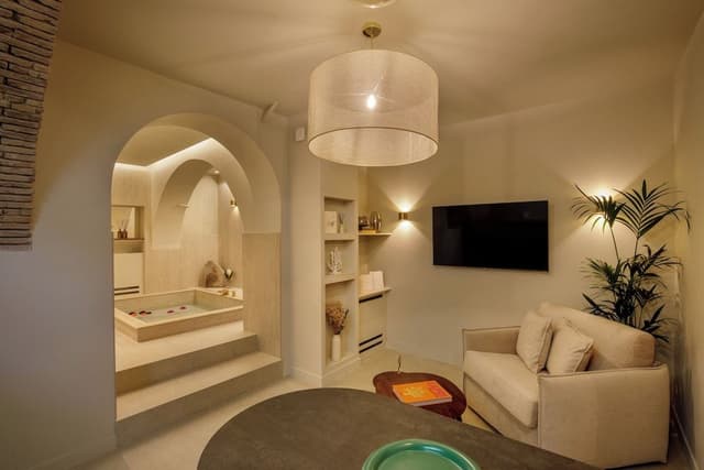 Superior Apartment, Annex Building (Via Croce 14)