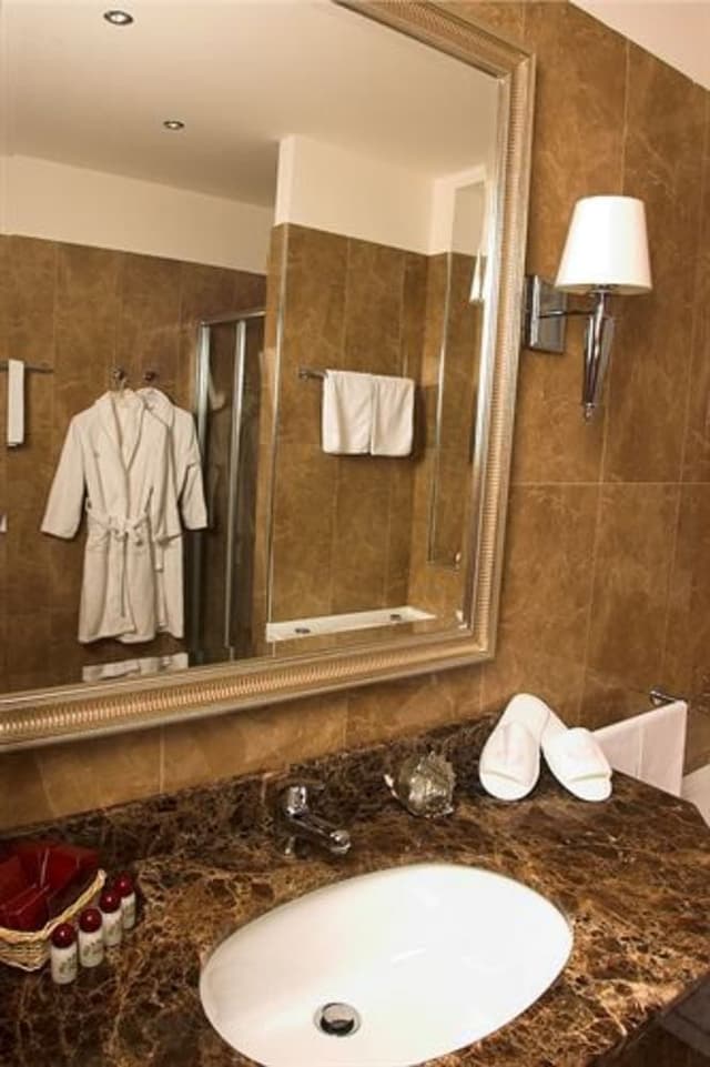 Royal Studio Suite (beach access included)