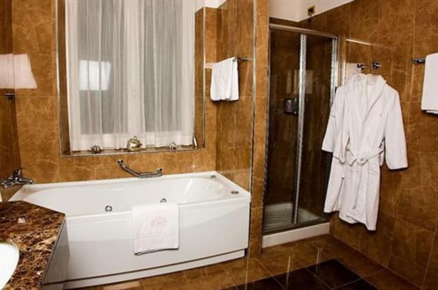 Royal Studio Suite (beach access included)