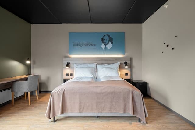 Double Room, 1 Queen Bed