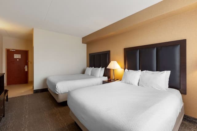 Executive Suite, 2 Queen Beds, Non Smoking, Refrigerator & Microwave (with Sofabed)