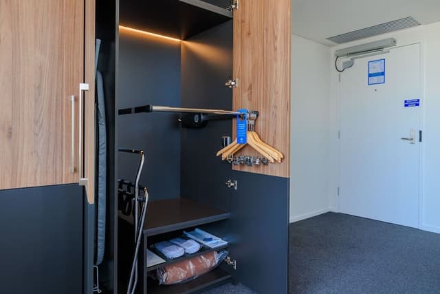 Deluxe Room, 1 King Bed, Accessible