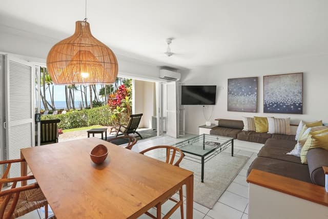 1 Bedroom Beach Front Apartment - Complimentary Parking, WiFi and Daily Beach Yoga