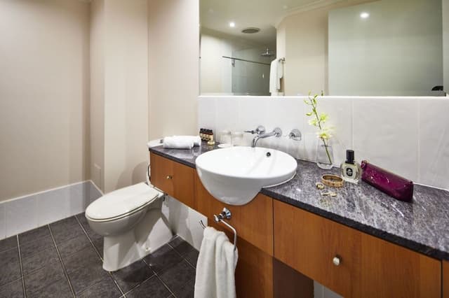 1 Bedroom Beach Front Apartment - Complimentary Parking, WiFi and Daily Beach Yoga