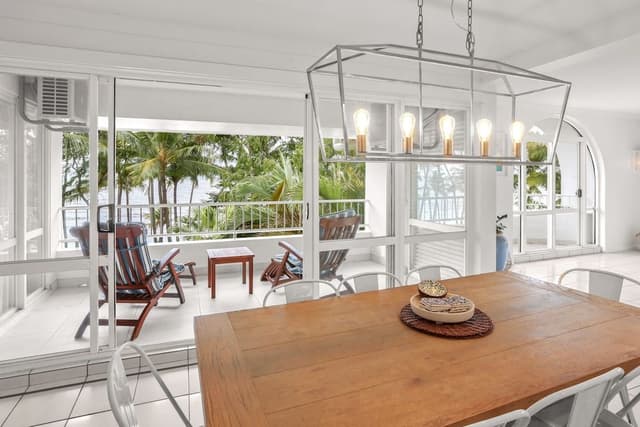 3 Bedroom Beach Front Apartment - Complimentary Parking, WiFi and Daily Beach Yoga