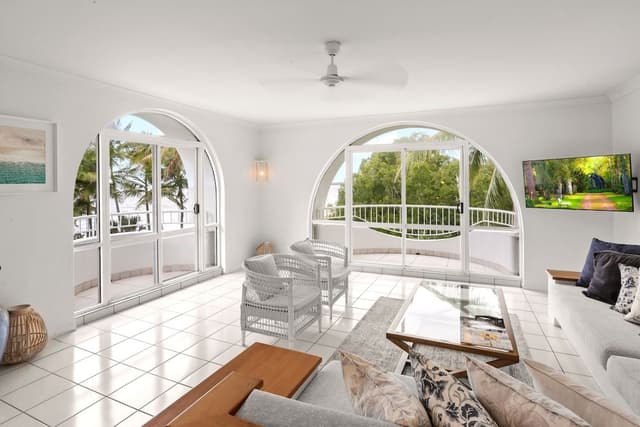 3 Bedroom Beach Front Apartment - Complimentary Parking, WiFi and Daily Beach Yoga