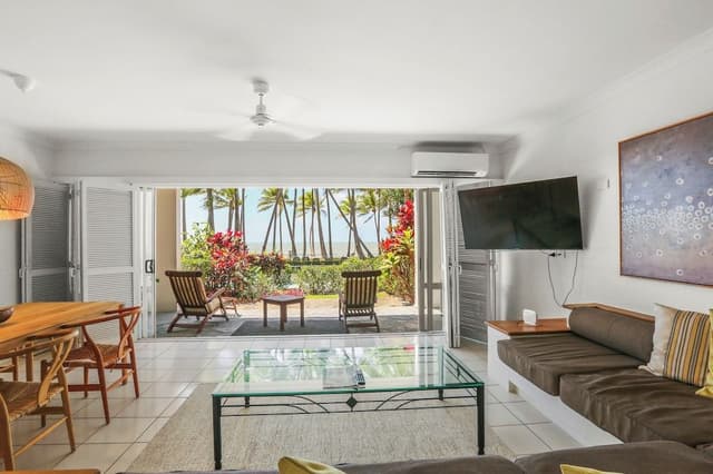 1 Bedroom Beach Front Apartment - Complimentary Parking, WiFi and Daily Beach Yoga