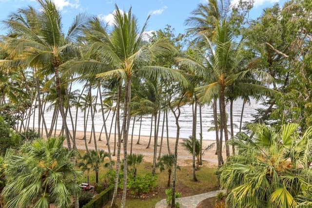 3 Bedroom Beach Front Apartment - Complimentary Parking, WiFi and Daily Beach Yoga