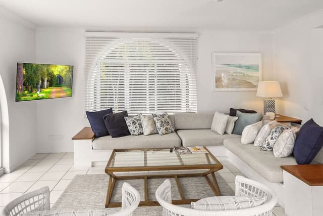 3 Bedroom Beach Front Apartment - Complimentary Parking, WiFi and Daily Beach Yoga