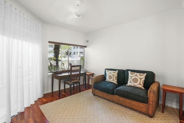 1 Bedroom Beach Front Apartment - Complimentary Parking, WiFi and Daily Beach Yoga