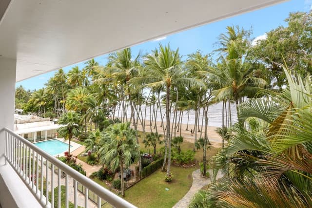 3 Bedroom Beach Front Apartment - Complimentary Parking, WiFi and Daily Beach Yoga