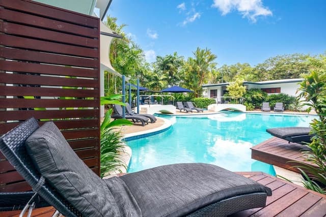 1 Bedroom Pool Entry