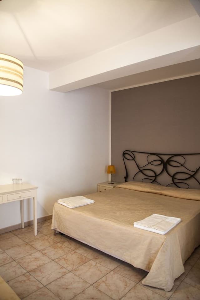 Studio, Multiple Beds, Kitchenette