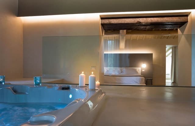Suite, Jetted Tub