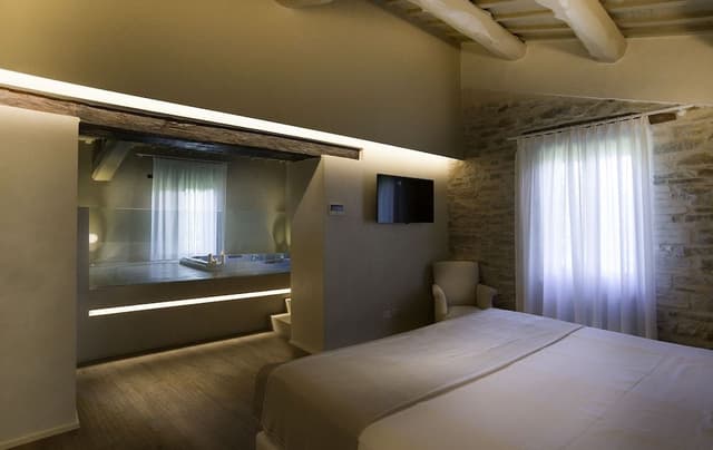 Suite, Jetted Tub