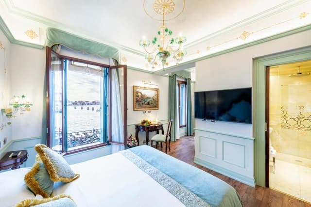 Deluxe Double or Twin Room with Grand Canal View