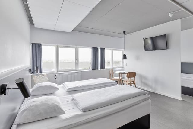 Family Room, 2 Twin Beds