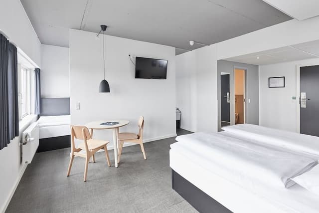 Family Room, 2 Twin Beds
