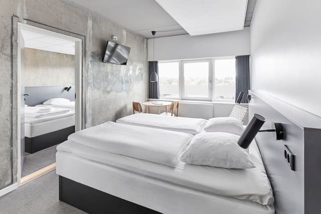 Family Room, 2 Twin Beds