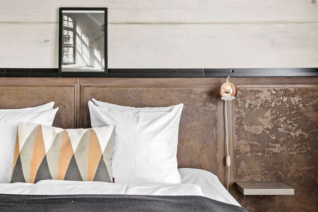 Business Room, 1 King Bed, Bathtub, River View