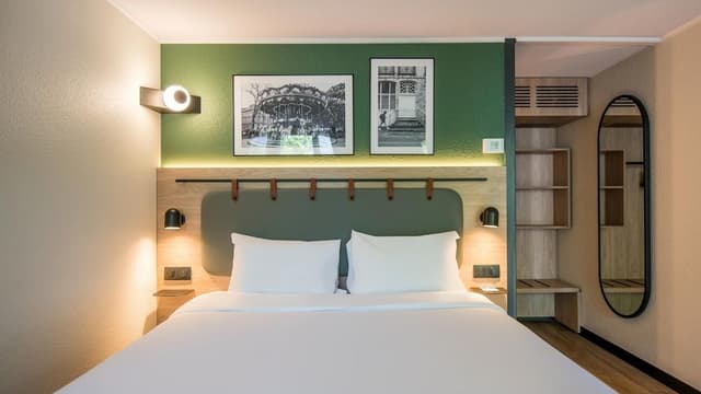 Standard Room, 1 Queen Bed