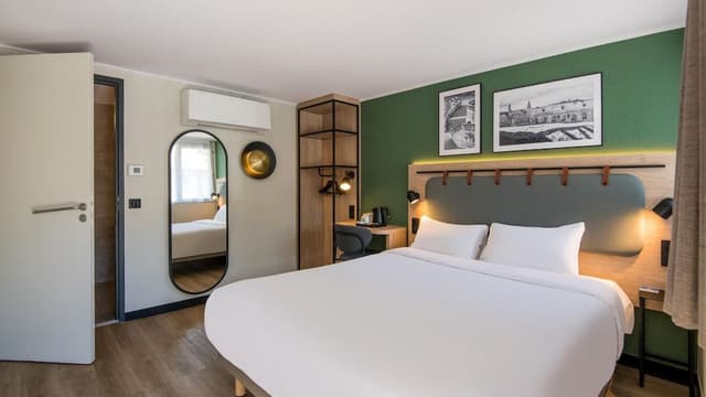 Standard Room, 1 Queen Bed