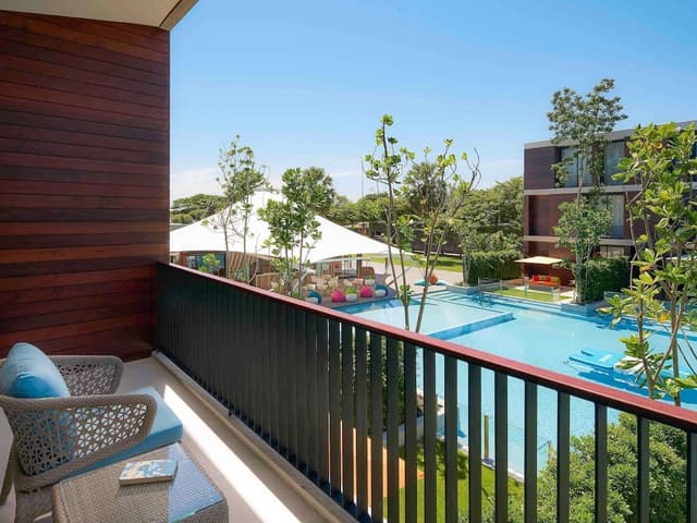 Signature Studio, 1 King Bed, Pool View (So Studio)
