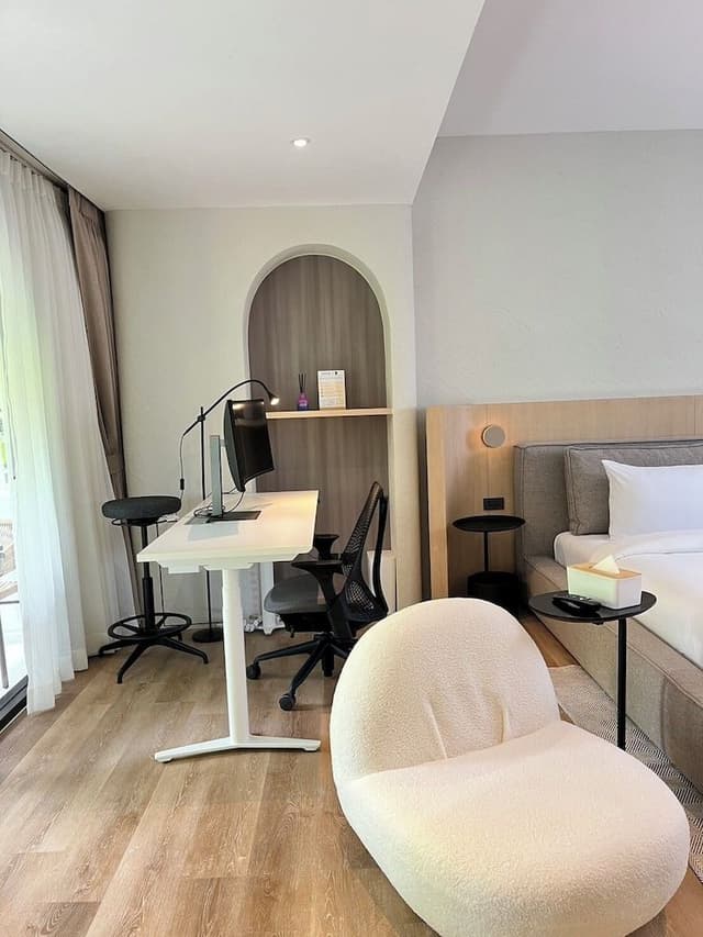 Suite with Workstation