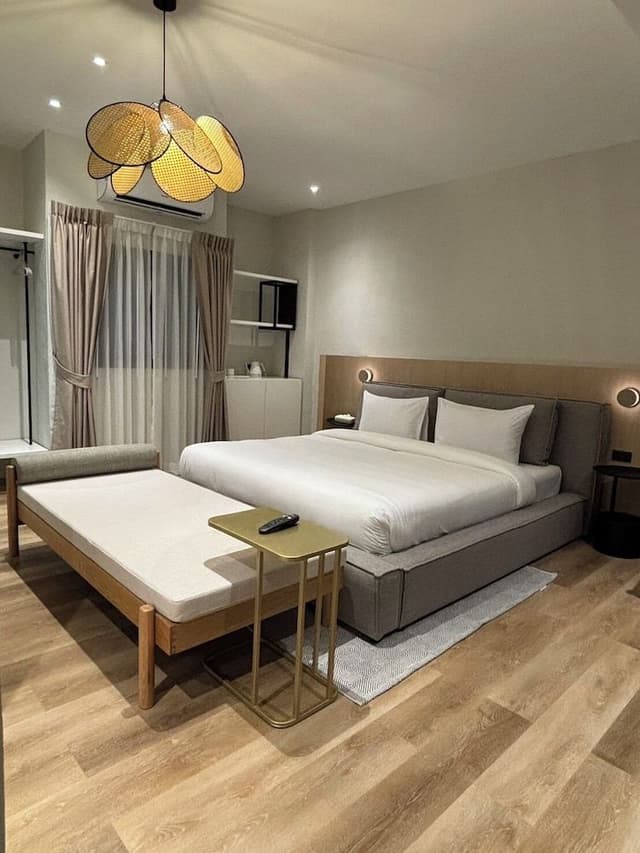 Suite with Workstation